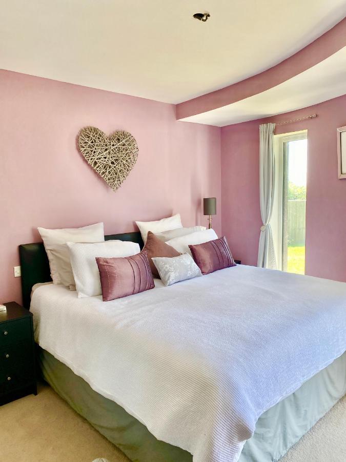 Vakantiehuis One Of The In Lyme! Breathtaking Views Across The Whole Bay. 3 Stories With 2 Tier Veranda Around The Property. Sleeps 6 Lyme Regis