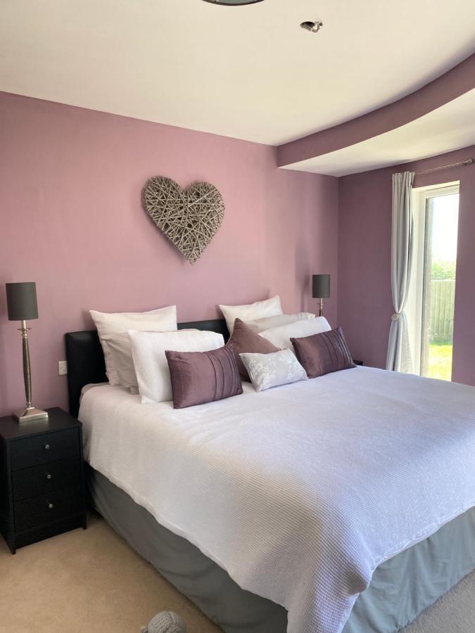 One Of The In Lyme! Breathtaking Views Across The Whole Bay. 3 Stories With 2 Tier Veranda Around The Property. Sleeps 6 Vakantiehuis *