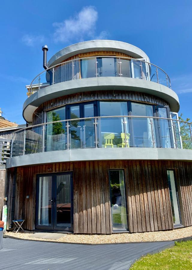 Vakantiehuis One Of The In Lyme! Breathtaking Views Across The Whole Bay. 3 Stories With 2 Tier Veranda Around The Property. Sleeps 6 *