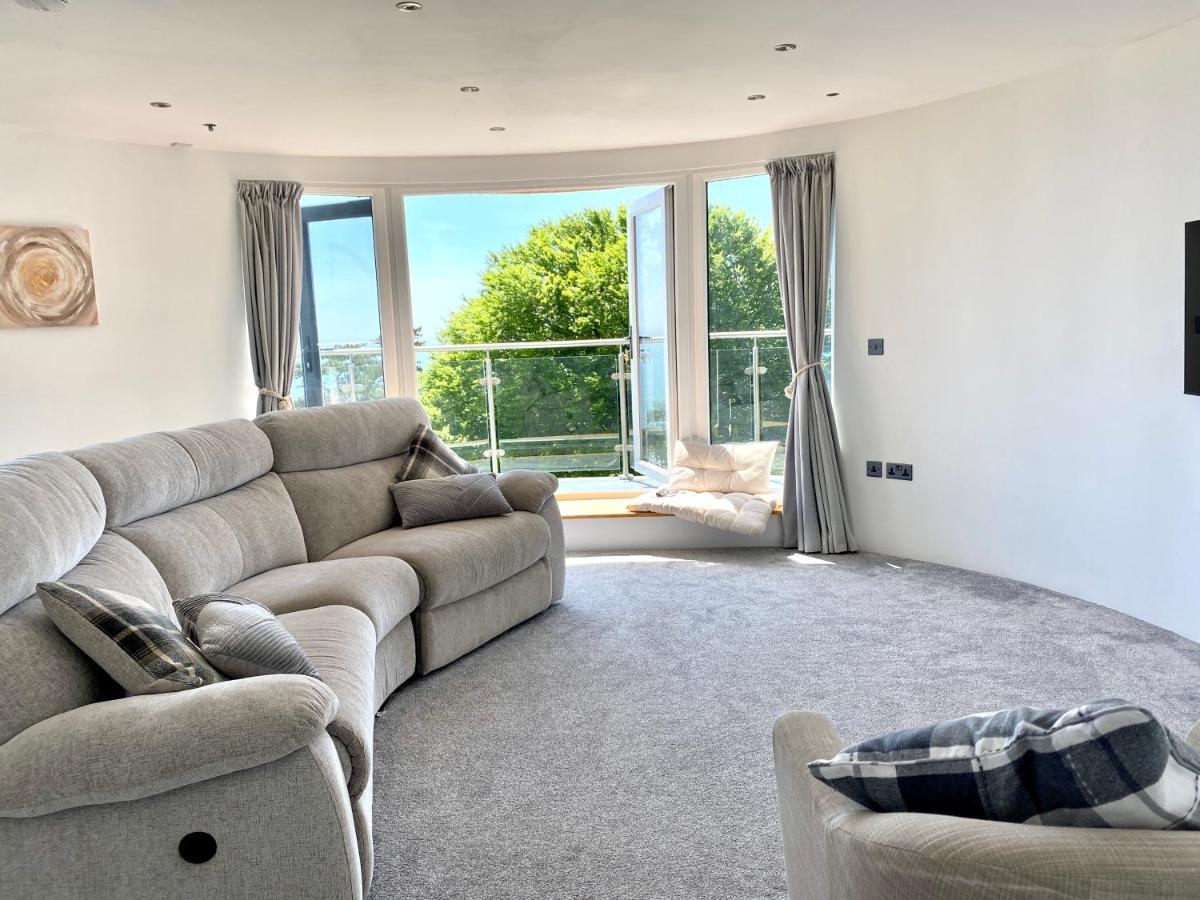 One Of The In Lyme! Breathtaking Views Across The Whole Bay. 3 Stories With 2 Tier Veranda Around The Property. Sleeps 6 Vakantiehuis