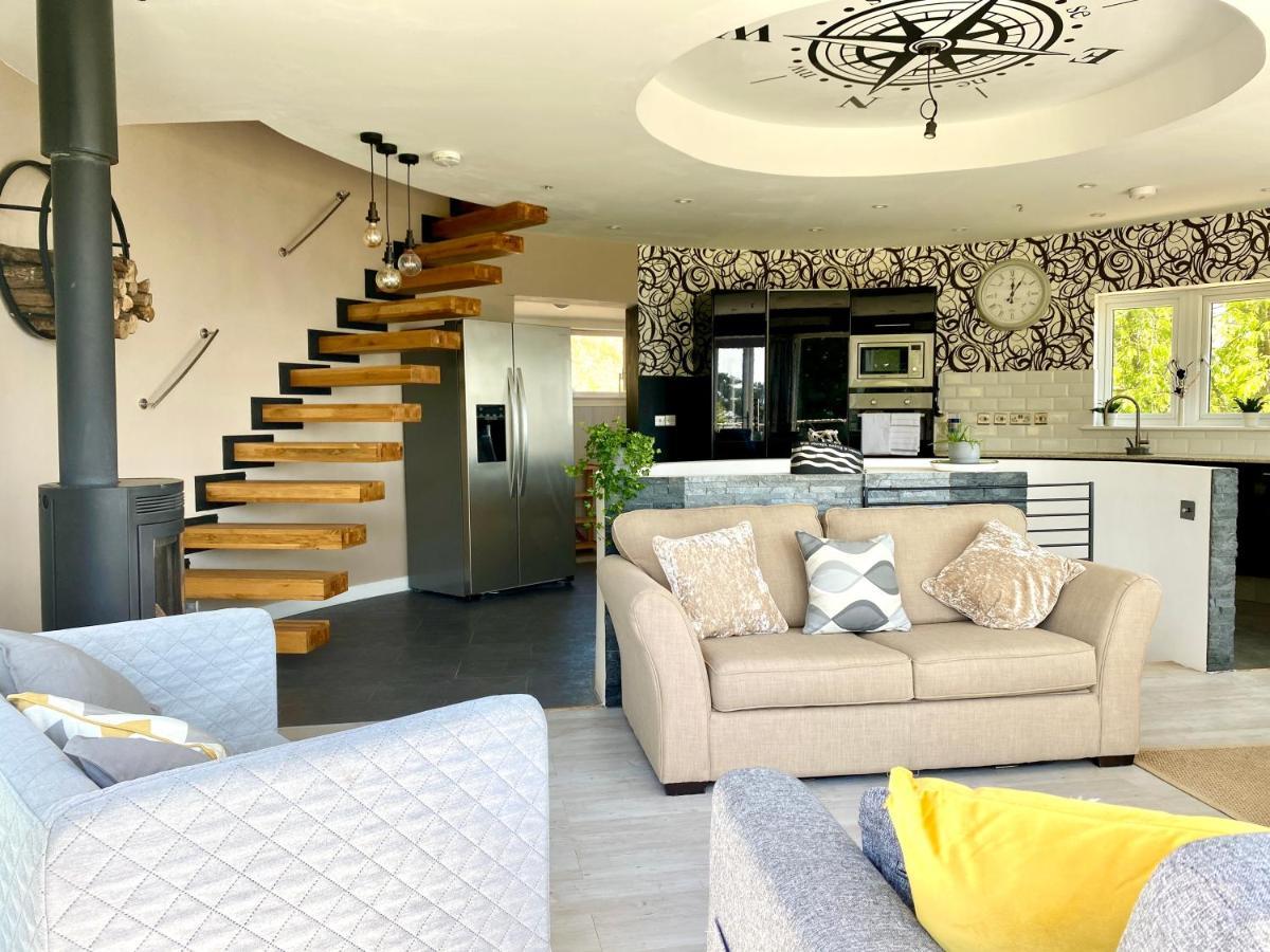 Vakantiehuis One Of The In Lyme! Breathtaking Views Across The Whole Bay. 3 Stories With 2 Tier Veranda Around The Property. Sleeps 6 Lyme Regis