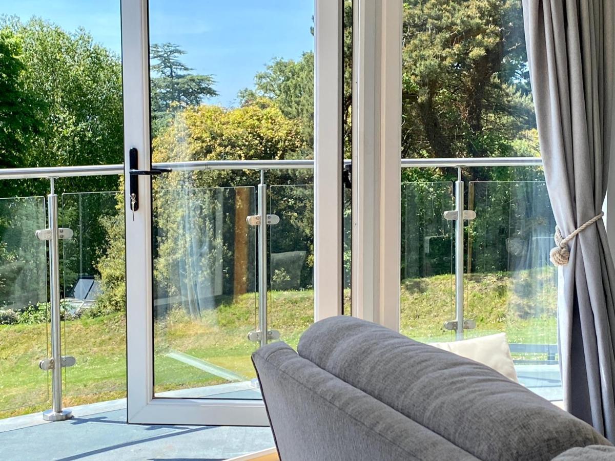 One Of The In Lyme! Breathtaking Views Across The Whole Bay. 3 Stories With 2 Tier Veranda Around The Property. Sleeps 6 Vakantiehuis Lyme Regis
