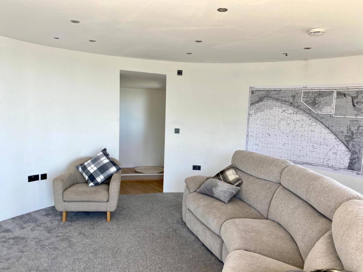 One Of The In Lyme! Breathtaking Views Across The Whole Bay. 3 Stories With 2 Tier Veranda Around The Property. Sleeps 6 *