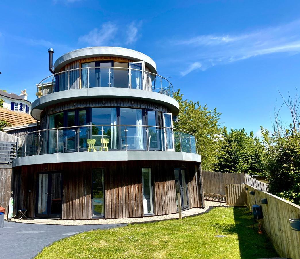 One Of The In Lyme! Breathtaking Views Across The Whole Bay. 3 Stories With 2 Tier Veranda Around The Property. Sleeps 6 Vakantiehuis