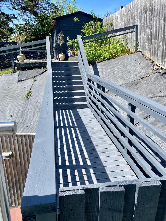 Vakantiehuis One Of The In Lyme! Breathtaking Views Across The Whole Bay. 3 Stories With 2 Tier Veranda Around The Property. Sleeps 6 Lyme Regis