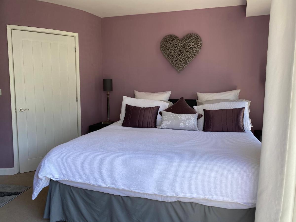 One Of The In Lyme! Breathtaking Views Across The Whole Bay. 3 Stories With 2 Tier Veranda Around The Property. Sleeps 6 Vakantiehuis *