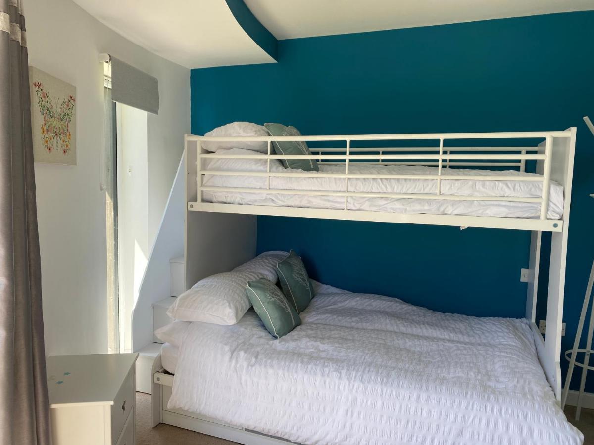 One Of The In Lyme! Breathtaking Views Across The Whole Bay. 3 Stories With 2 Tier Veranda Around The Property. Sleeps 6 Vakantiehuis